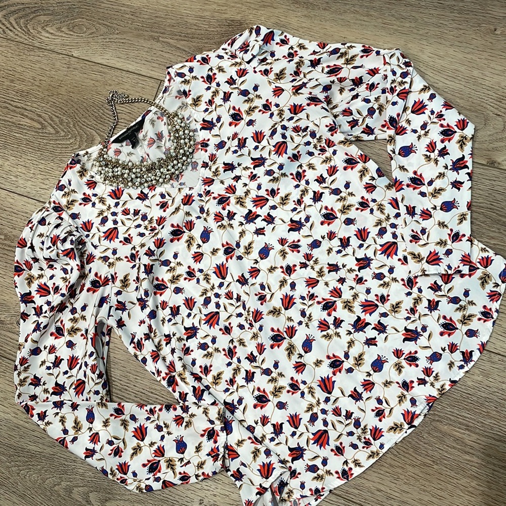 Banana Republic Petite Small puff sleeve flower blouse. Feels silky